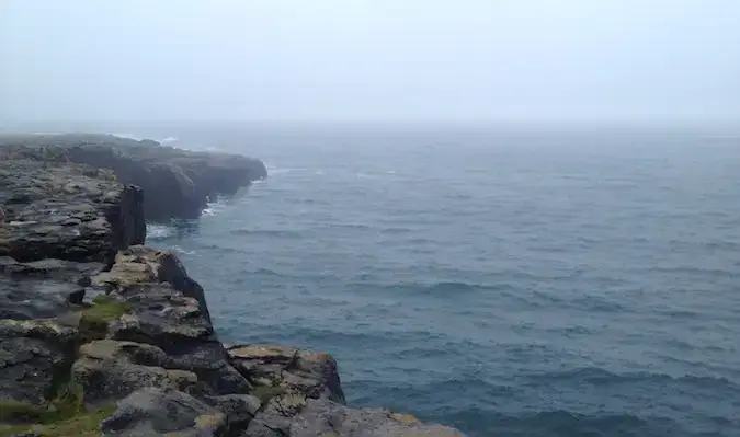 oceán poblíž západní strany Irska v Galway