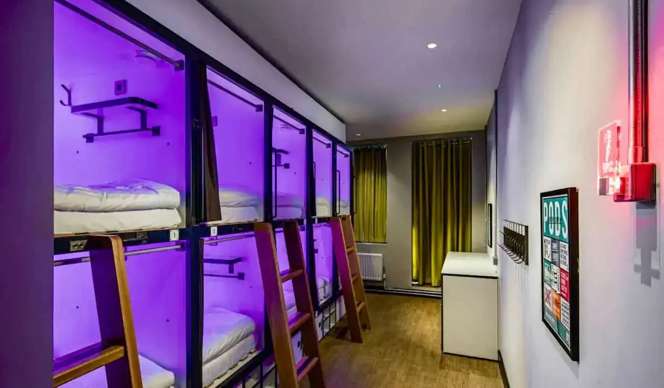 Isang dorm room na may mga pod bed sa Jacobs Inn sa Dublin, Ireland