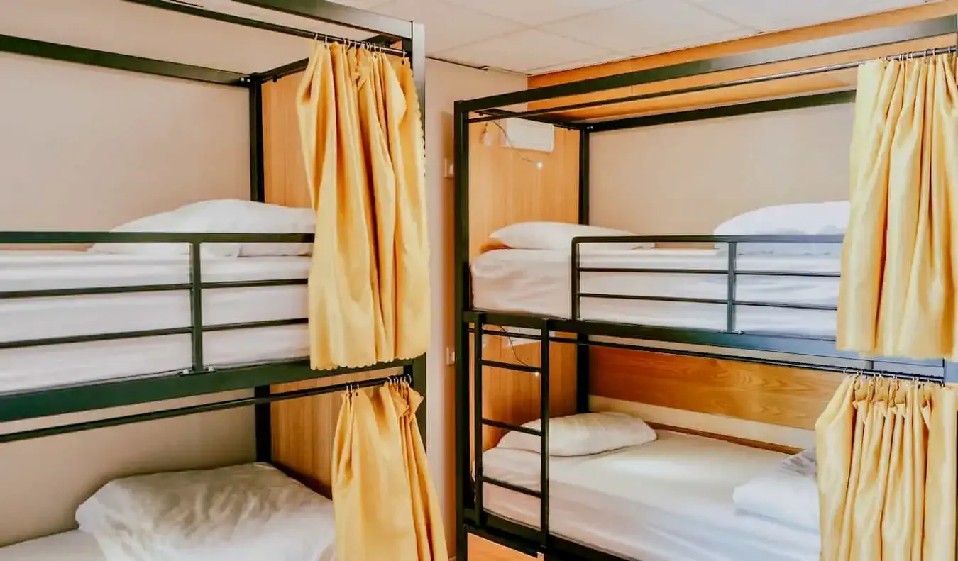 Lliteres amb cortines en una habitació compartida al Garden Lane Hostel a Dublín, Irlanda