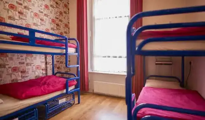 Mga lumang metal na bunk bed sa isang dorm sa Ashfield Hostel sa Dublin, Ireland