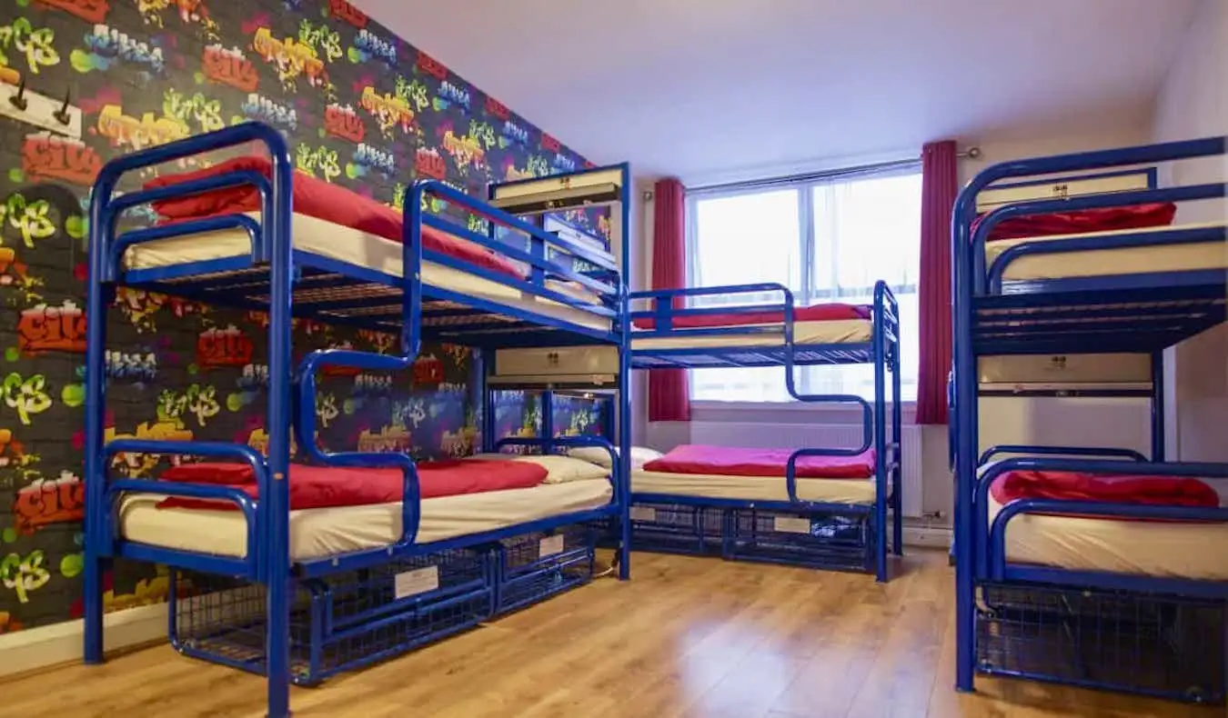 Mga double deck sa isang maluwag na dorm room sa Abigails Hostel sa Dublin, Ireland