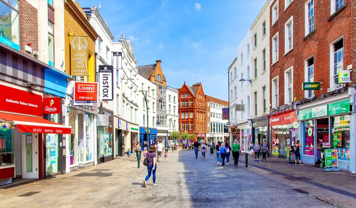 Une journée ensoleillée dans la vieille ville de Dublin, en Irlande, tandis que les gens se promènent et font leurs courses