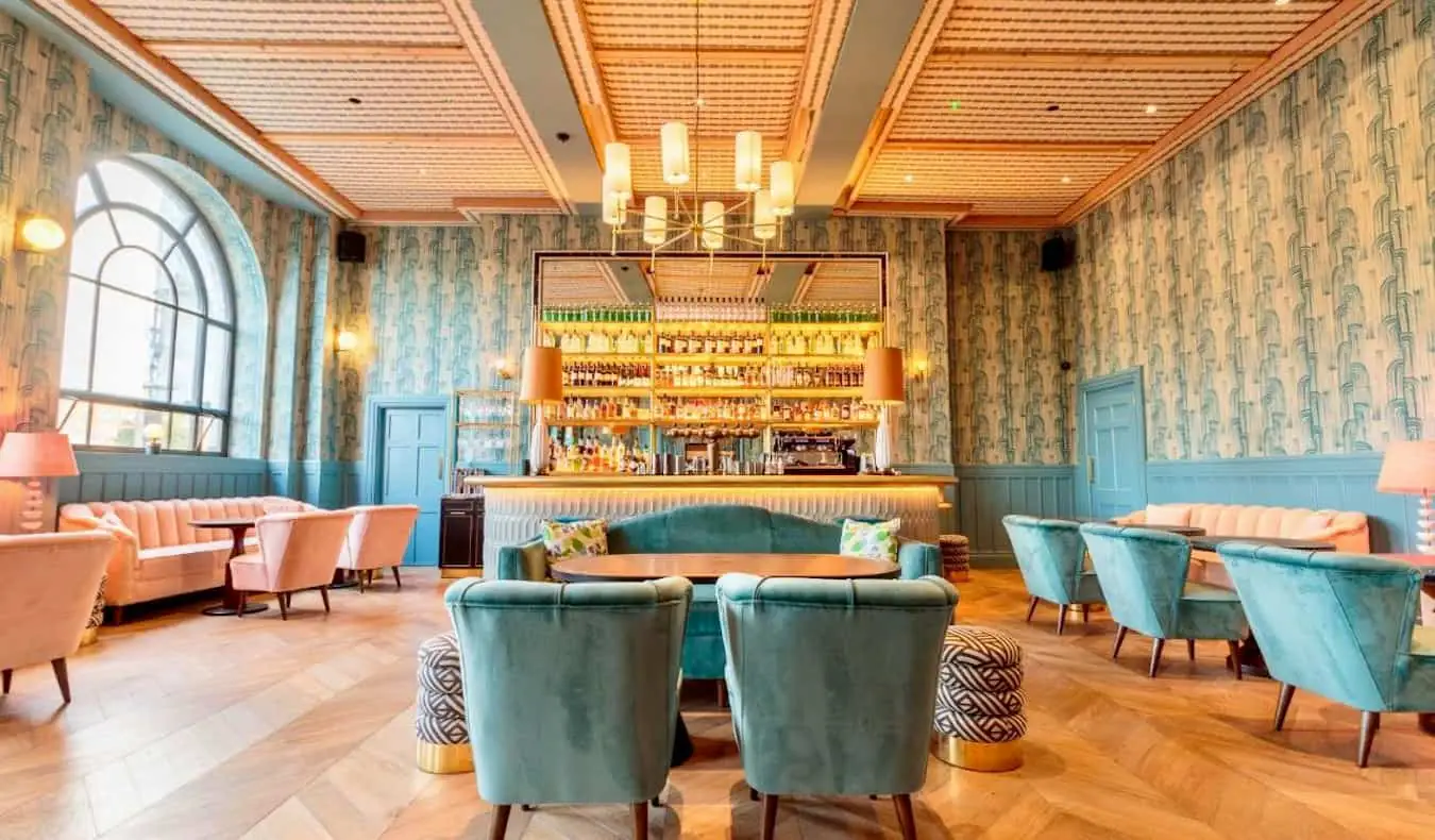 Un bar cool cu ​​artă funky și scaune la Hotelul Clarence din Dublin, Irlanda