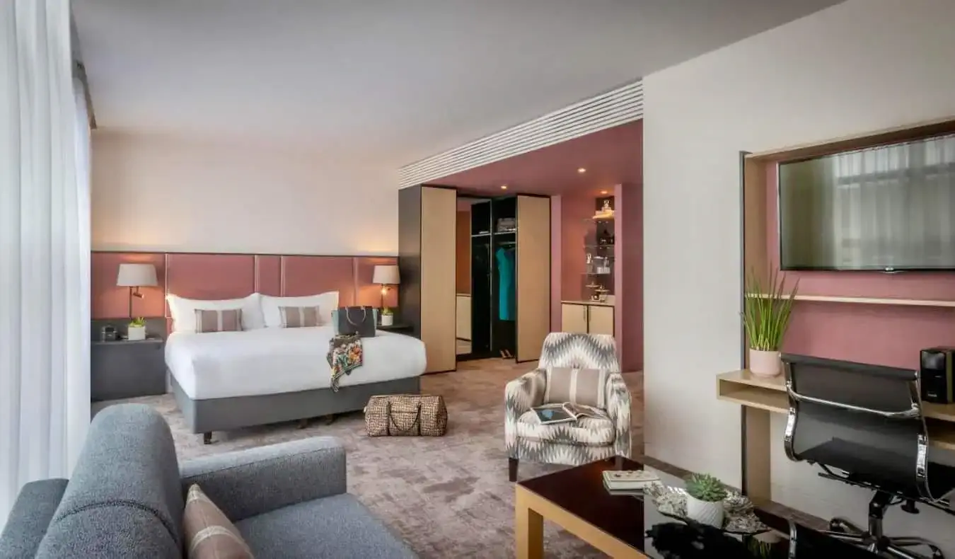 O cameră de apartament uriașă cu un pat mare și mult spațiu la The Spencer Hotel din Dublin, Irlanda