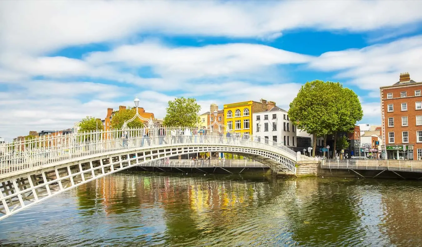 Langit biru di atas Kota Tua Dublin yang cerah, Irlandia