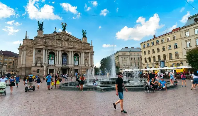 Dataran bandar yang sibuk di dau yang cerah di Ukraine