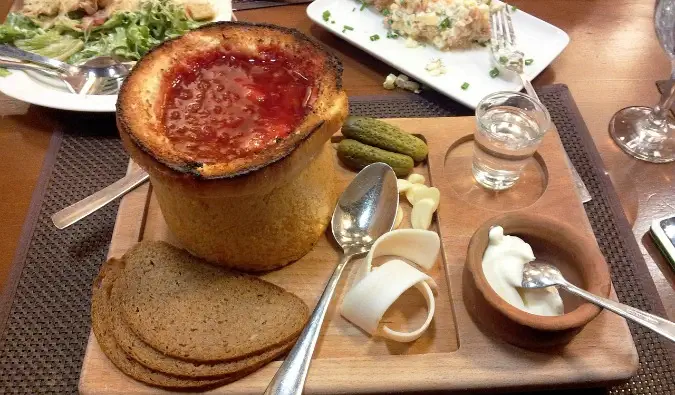 Ein Teller mit lokalem Essen in einem kleinen Restaurant in Kiew