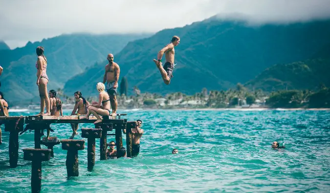 Un groupe de voyageurs plongeant sur un quai par une journée ensoleillée