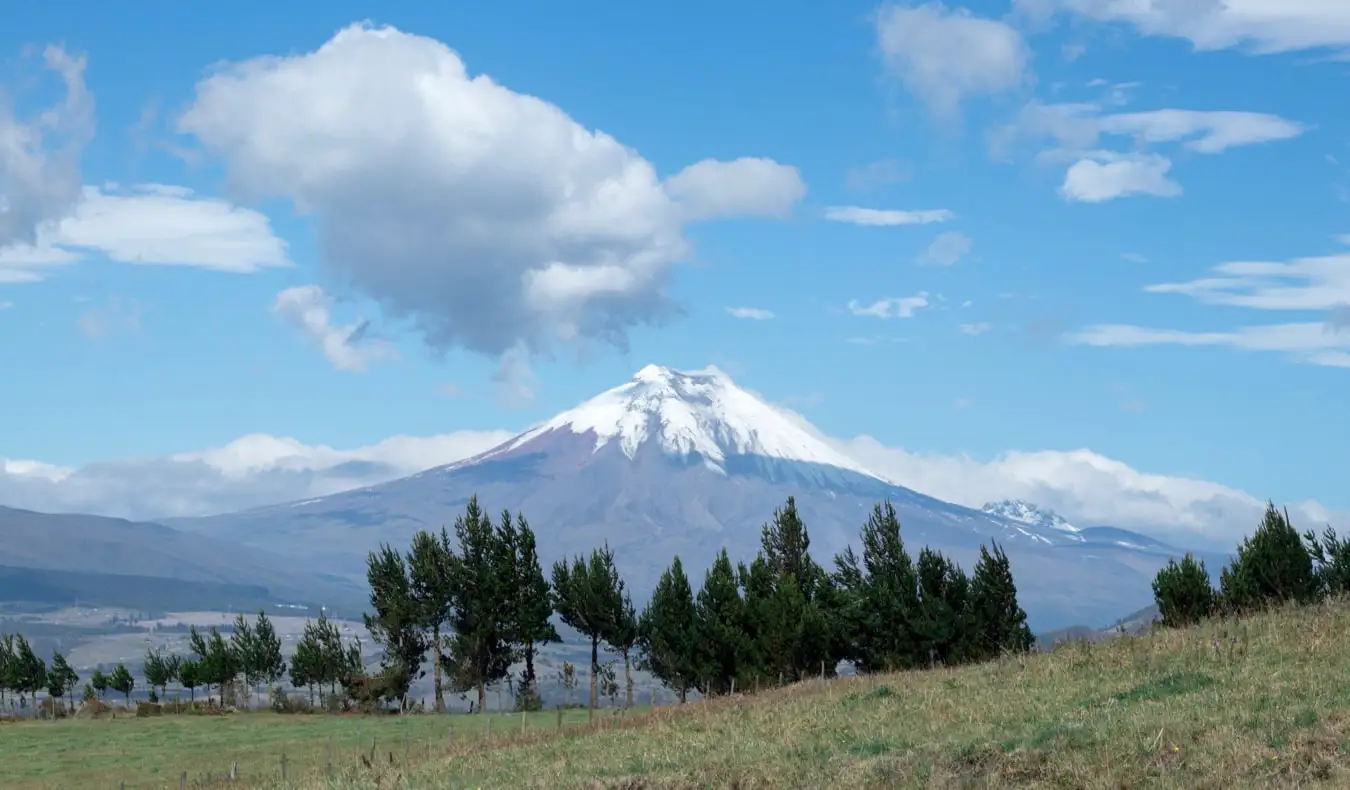 Güzel Quito, Ekvador yakınındaki ünlü ekvator anıtı binası