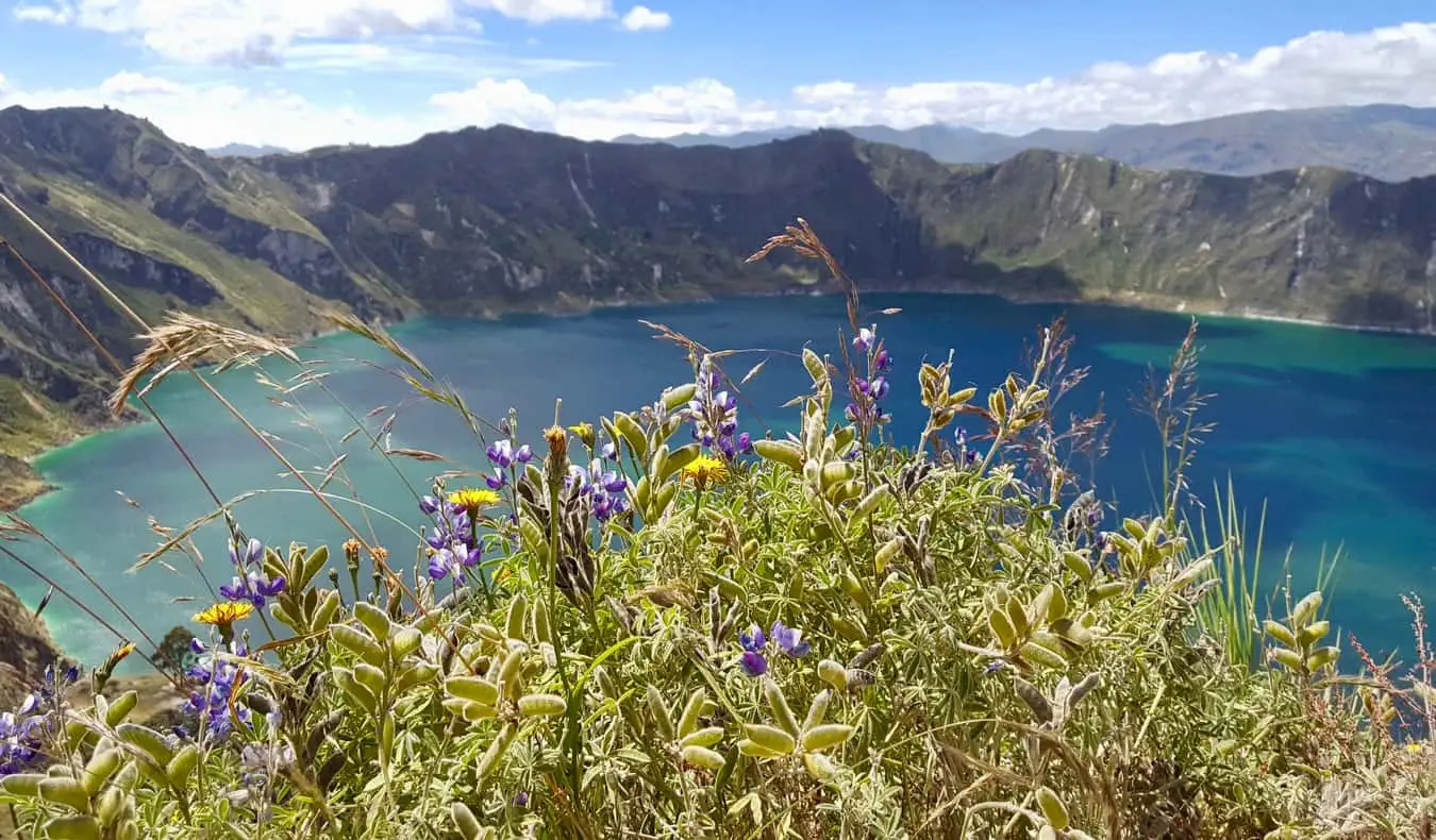 O enorme lago da cratera vulcânica Laguna Quilotoa, perto de Quito, Equador