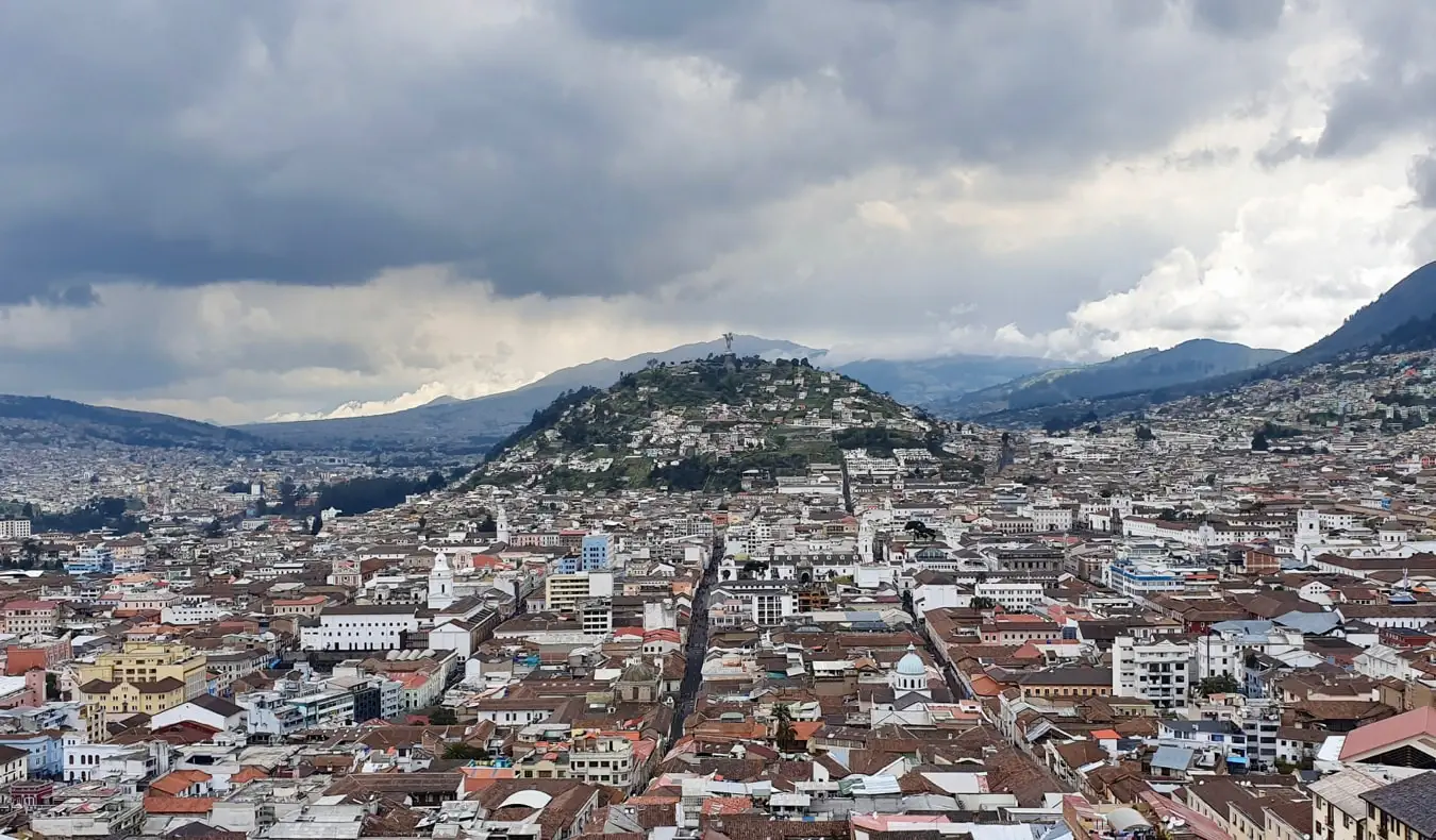 Egy csendes és színes utca gyönyörű Quitóban, Ecuadorban