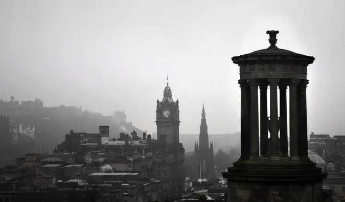 Foto hitam putih seni bina bersejarah Edinburgh