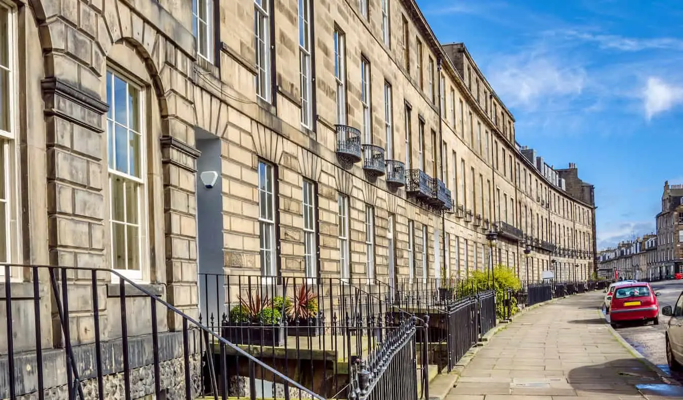 A lenyűgöző kilátás Edinburgh óvárosára, Skóciában