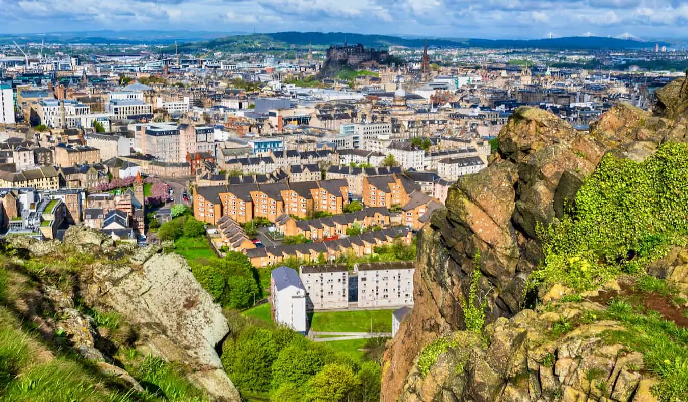 Osupljiv pogled na staro mestno jedro Edinburgha na Škotskem