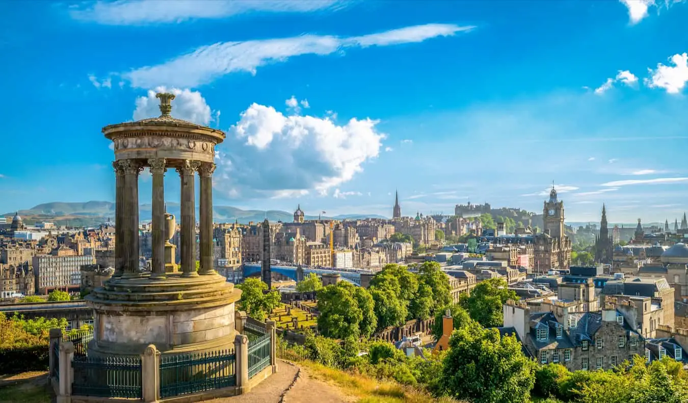 Pemandangan menakjubkan ke atas Bandar Lama Edinburgh, Scotland