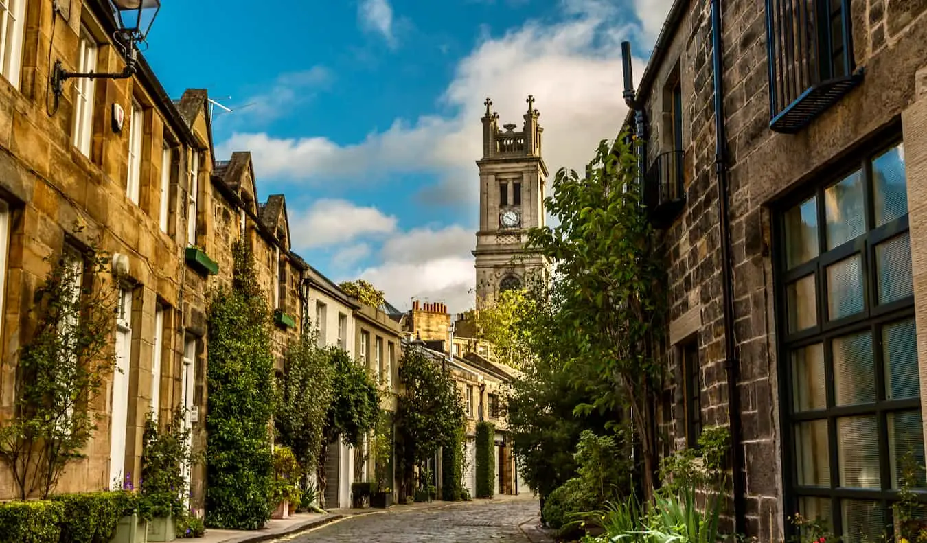 Circus Lane yang sempit dan menawan di Edinburgh yang bersejarah, Skotlandia pada hari yang cerah