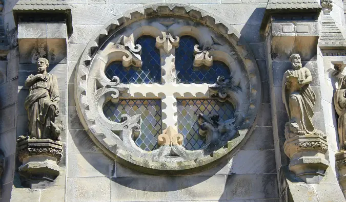 Et vindu ved Rosslyn Chapel i Skottland