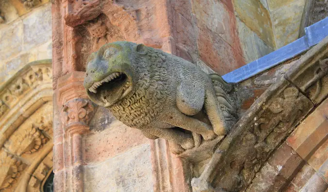 Uma velha gárgula na Capela Rosslyn, na Escócia