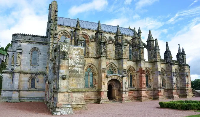 Rosslyn Chapel exteriör på en solig dag i Skottland