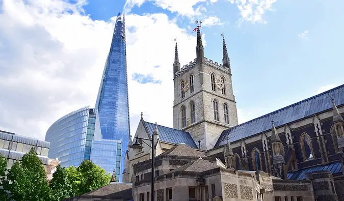 un rascacielos y una catedral en Southwark