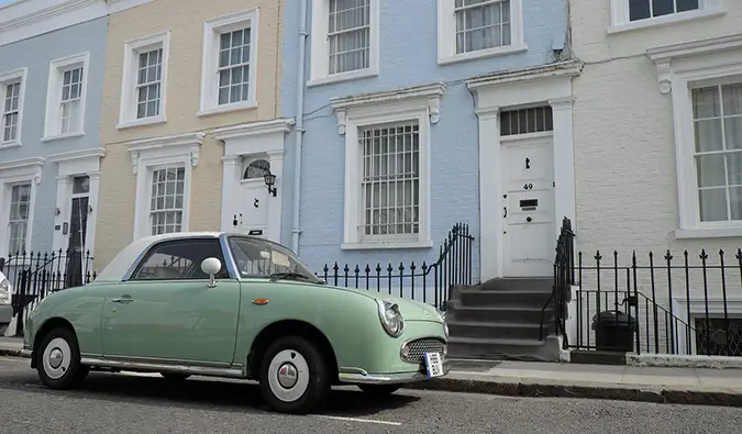 Casas de colores pastel con un coche antiguo en Notting Hill