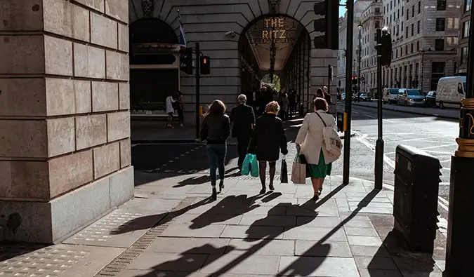 Gente con bolsas de compras caminando por Mayfair.