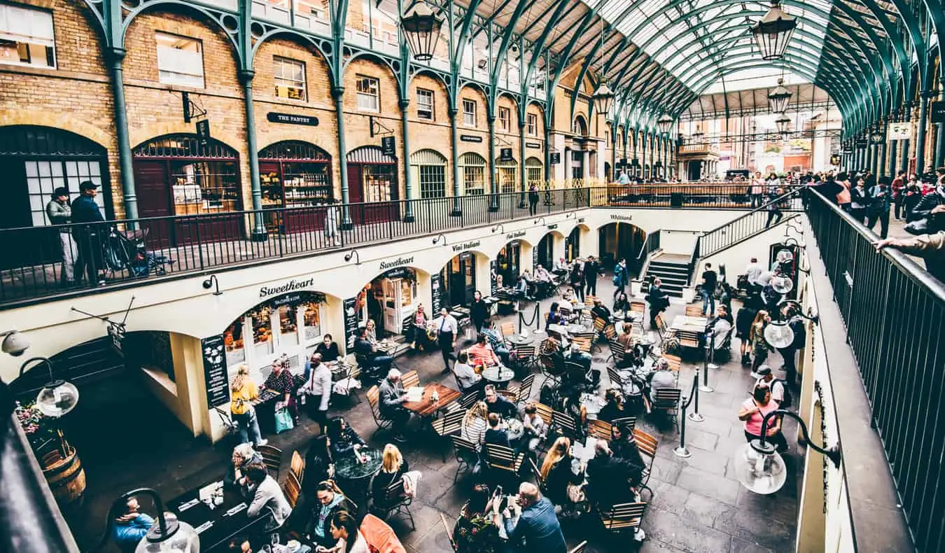 Dins d'un petit mercat a Covent Gardens, Londres