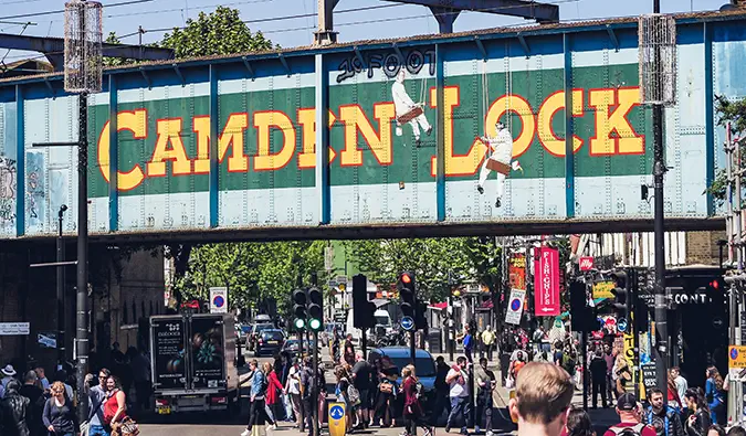 el mercat ple de gent al voltant de Camden, Londres