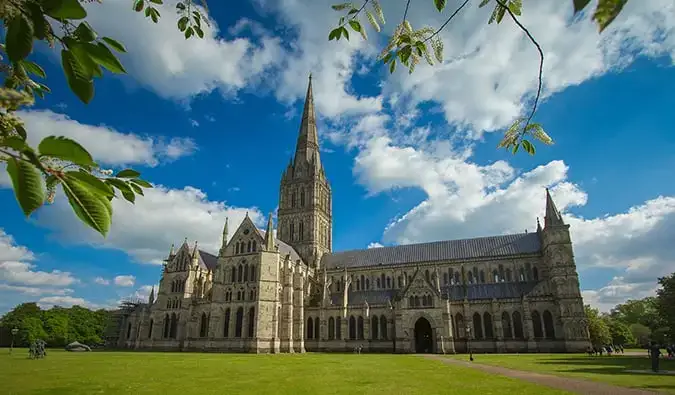 Masivní katedrála v Salisbury za jasného a slunečného dne