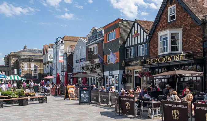 Pasar yang sibuk penuh dengan kedai-kedai kecil dan orang ramai di Salisbury, England