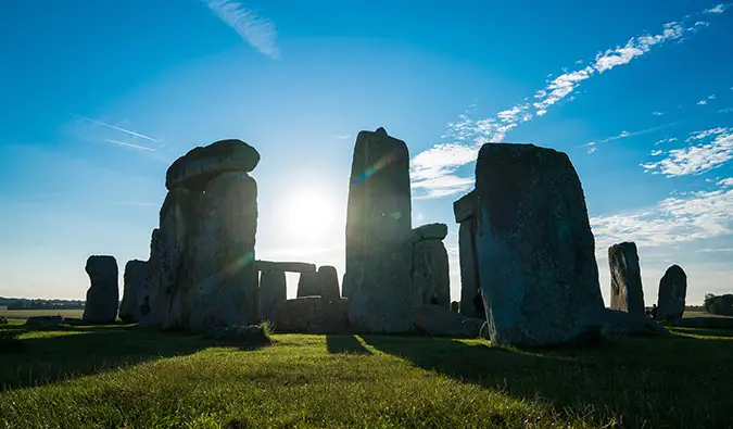 Slavné ruiny Stonehenge v Salisbury, Anglie