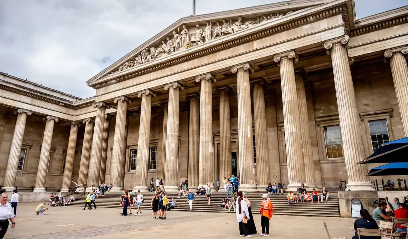 O exterior histórico do enorme e popular Museu Britânico de Londres, em Londres, Inglaterra