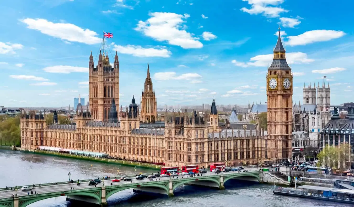 De buitenkant van de beroemde Westminster Abbey, gezien van bovenaf in het zonnige Londen, Engeland tijdens de zomer