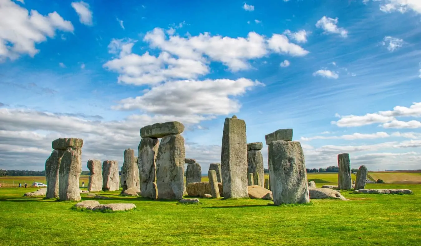 Die beliebte historische Stätte Stonehenge in der Nähe von London, England, an einem sonnigen Sommertag