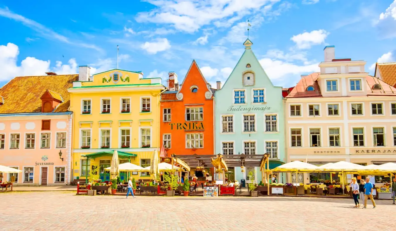 Les gens font du shopping et se détendent dans la vieille ville de Tallinn, en Estonie