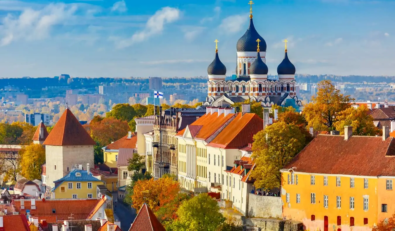 uma vista da cidade velha em Tallin Estônia em um dia ensolarado de verão =