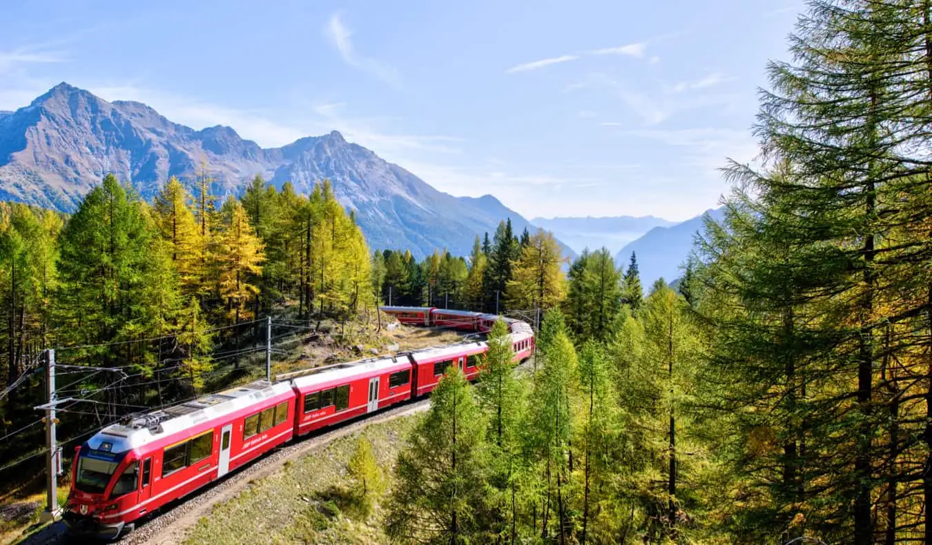 Um trem de alta velocidade viajando pelas montanhas nevadas da Europa