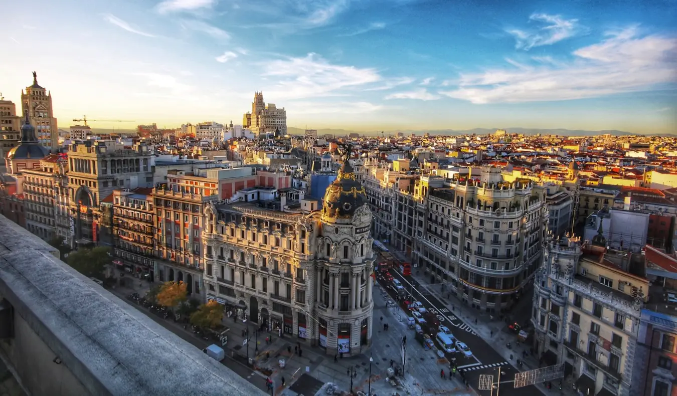 Den historiske skyline af Madrid, Spanien ved solnedgang