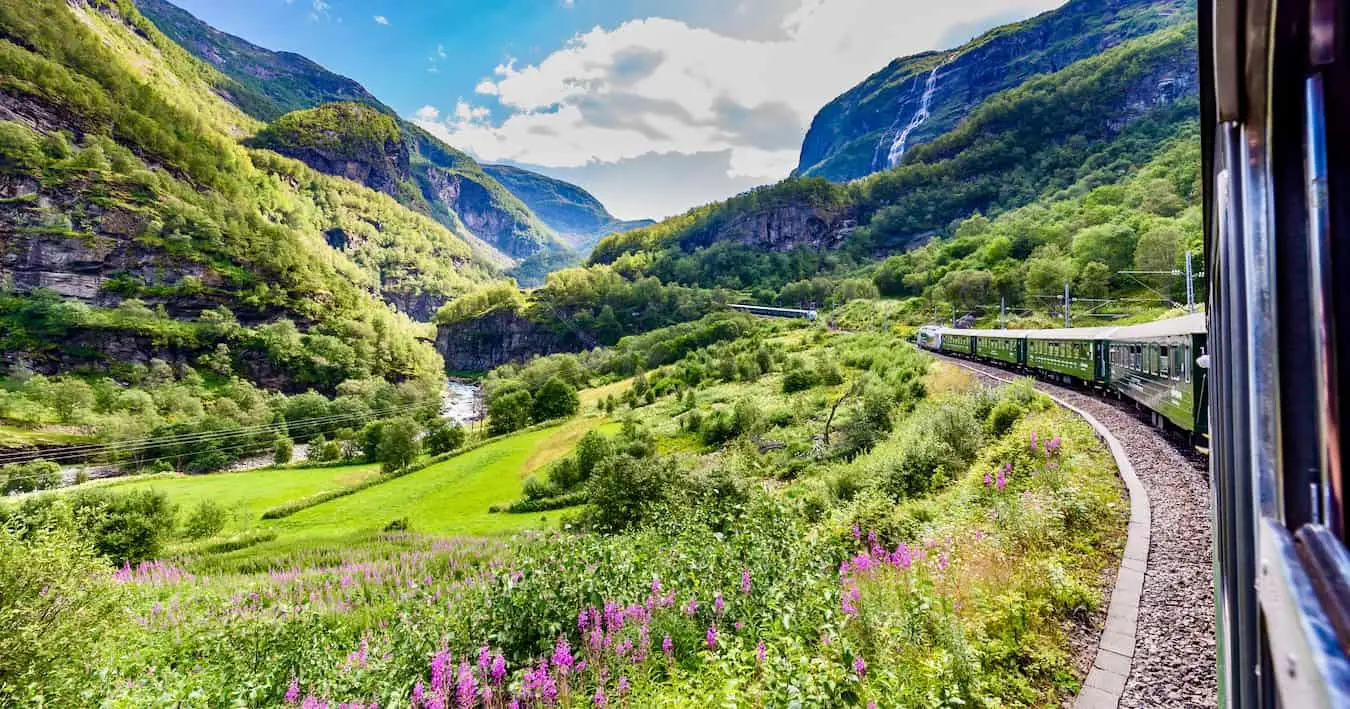 Eine malerische Fahrt mit dem Eurail-Zug durch die Berge im wunderschönen Norwegen