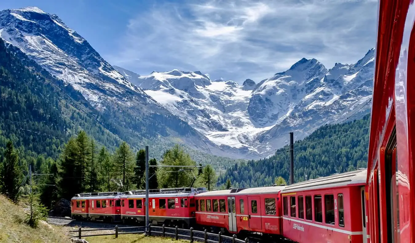 Ein Hochgeschwindigkeitszug in Europa rast in der Schweiz