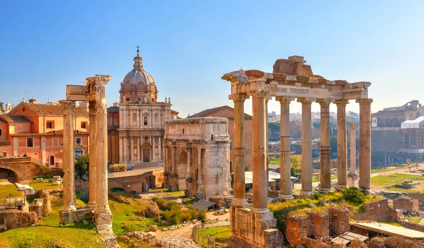 Historiska ruiner och antika byggnader vid Forum Romanum i Rom, Italien