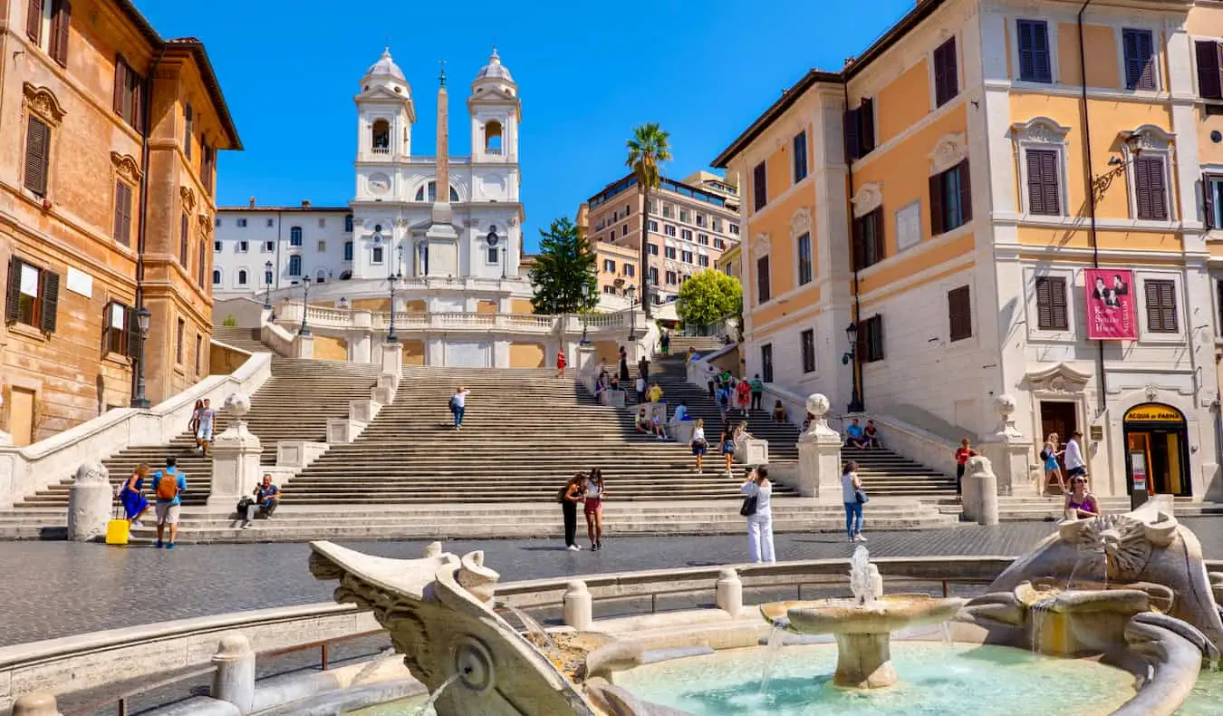 Die berühmte Spanische Treppe an einem ruhigen, sonnigen Tag in Rom, Italien