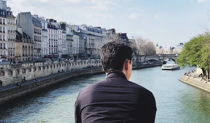 Matt Kepnes von Nomadic Matt blickt auf einen Kanal in Paris