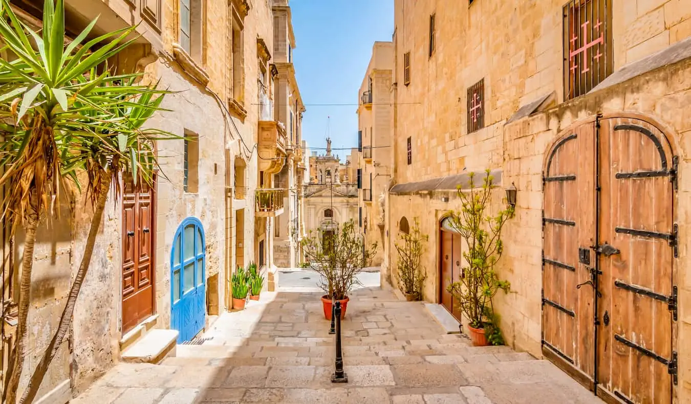 De smalle straatjes van de oude stad in Valletta, Malta