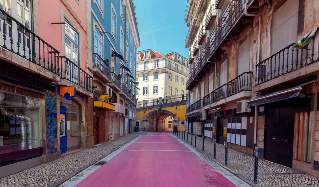 Den berömda rosa gatan i Lissabon, Portugal