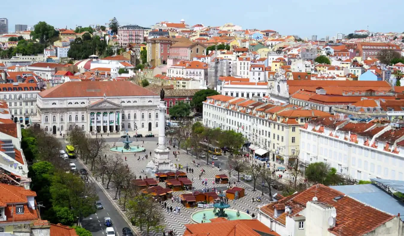 Utsikten över Rossio Square i Lissabon, Portgual på en hektisk dag