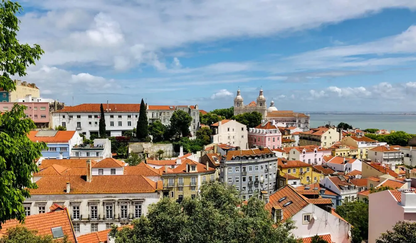 Utsikten med utsikt över historiska Lissabon, Portugal på en solig dag