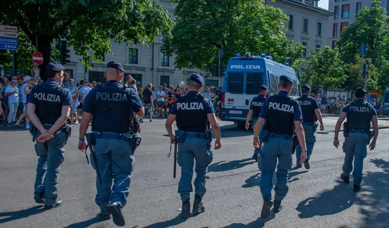 Police marchant dans la rue à Milan, Italie