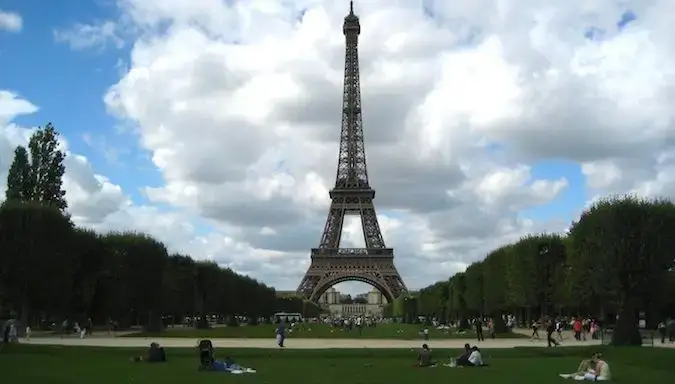 Pemandangan menakjubkan Menara Eiffel di Paris, Prancis pada musim panas