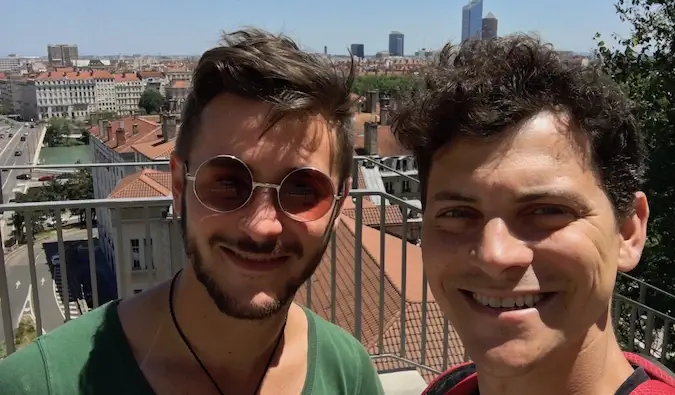 Matt nòmada posant per a una foto amb el seu amfitrió de Couchsurfing a França